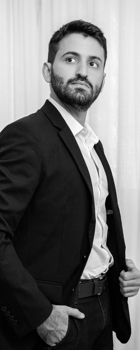 Dr. Geilson Xavier de pé, em foto em preto e branco.