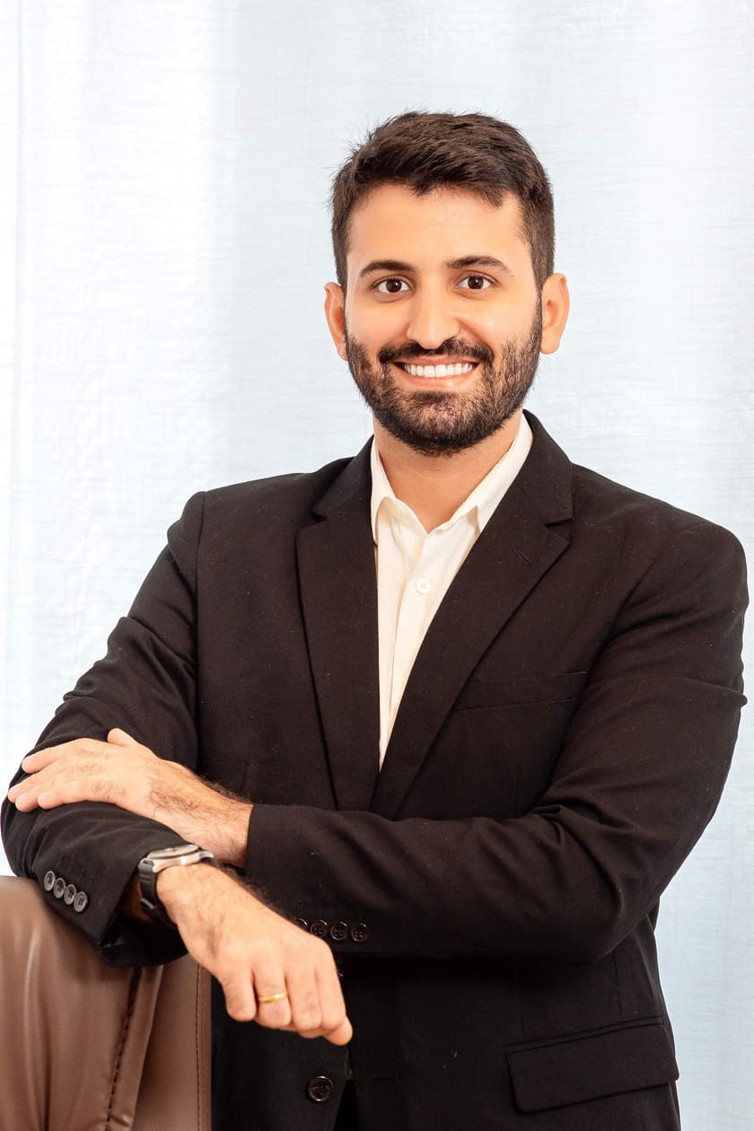 Dr. Geilson Xavier, médico, em seu consultório.